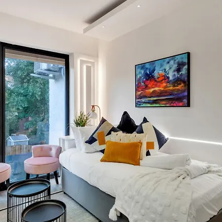 Cosy Studio In Great Location!